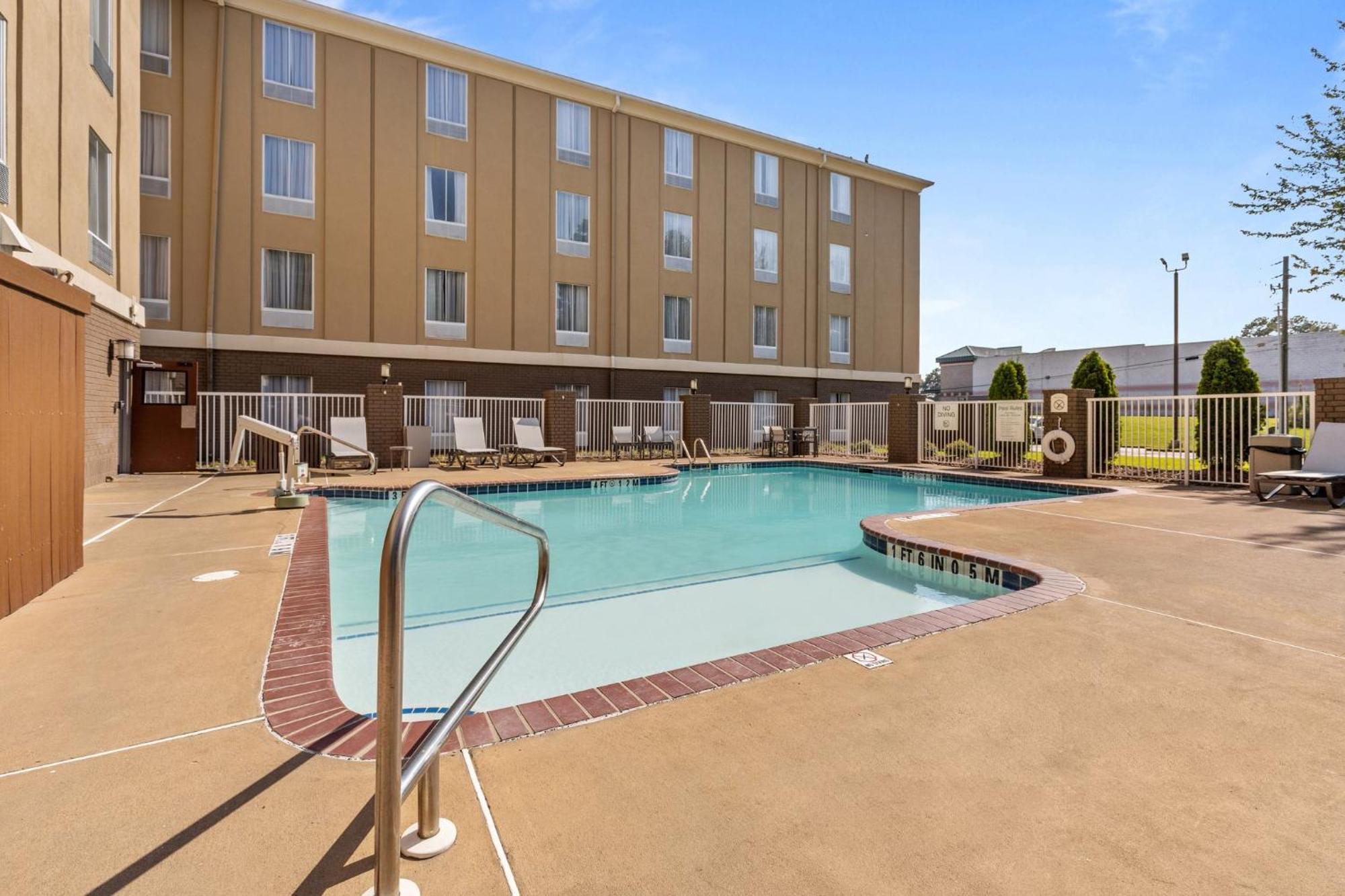 Holiday Inn Express Hotel & Suites Starkville, An Ihg Hotel Exterior photo