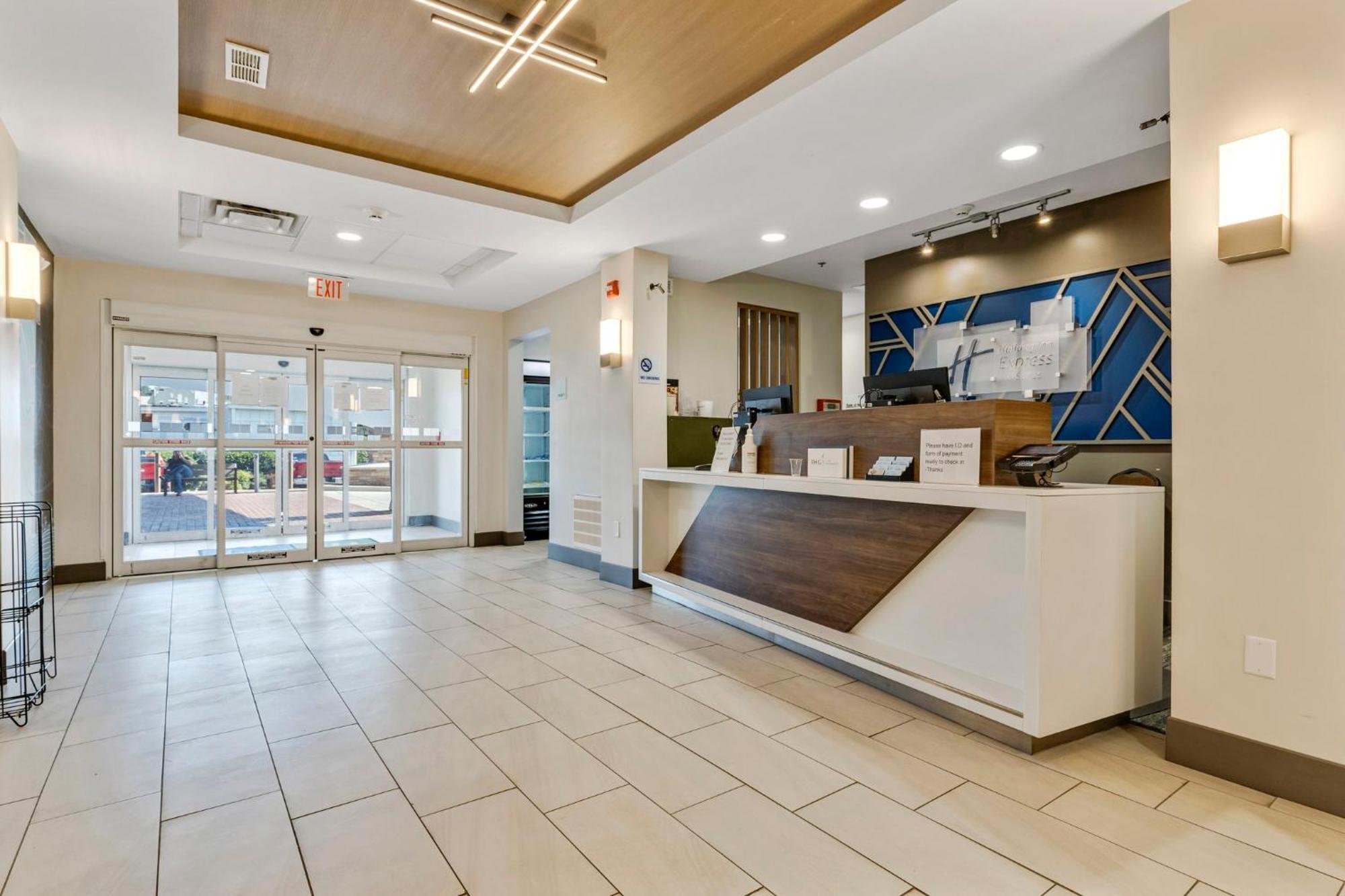 Holiday Inn Express Hotel & Suites Starkville, An Ihg Hotel Exterior photo