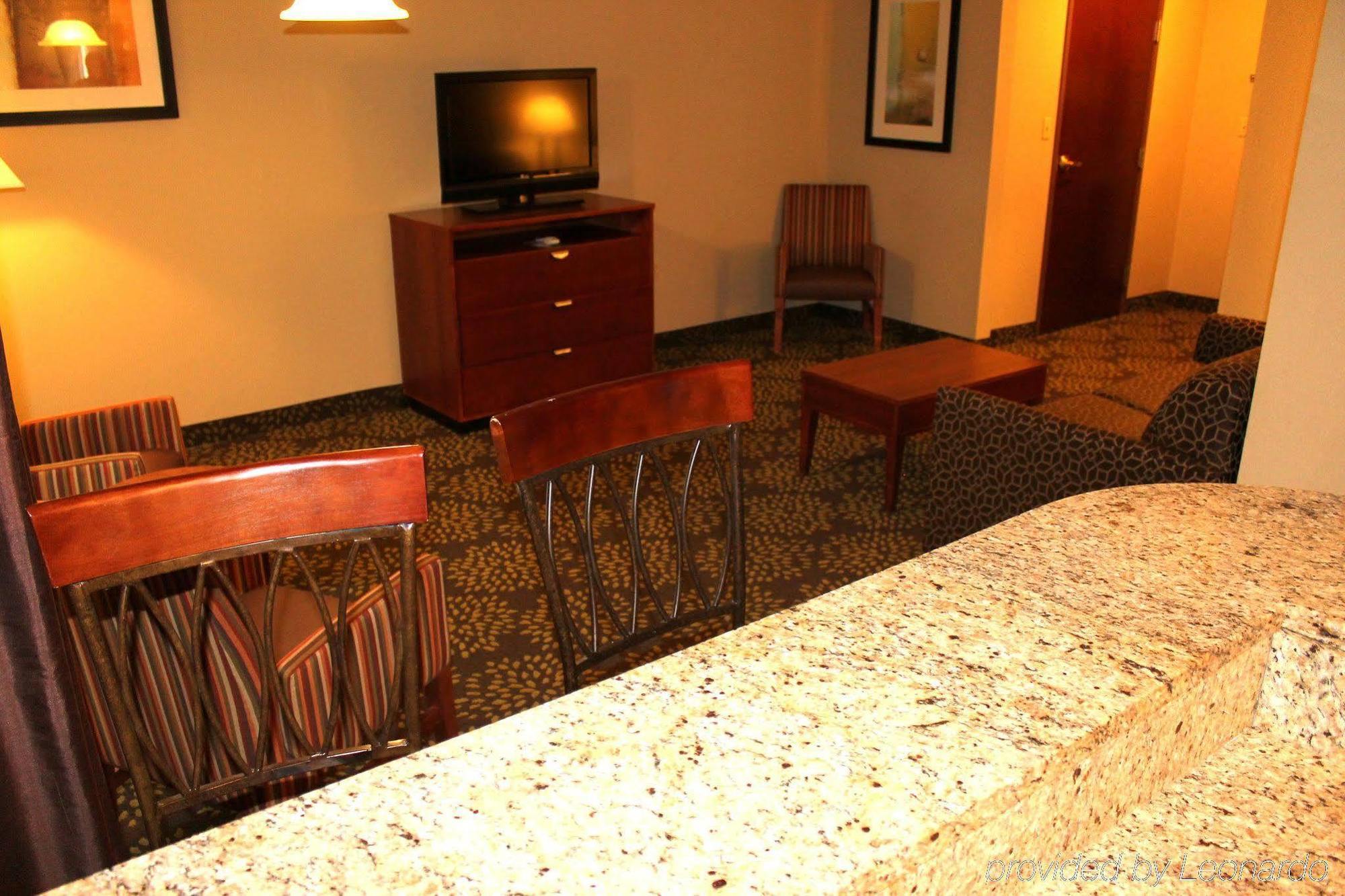 Holiday Inn Express Hotel & Suites Starkville, An Ihg Hotel Exterior photo